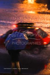 Image du Maroc Professionnelle de  Suite à une pluie diluvienne qui s’est abattu sur Casablanca, un piéton attend tranquillement le passage des véhicules a fin d’éviter les éclaboussures des chauffards, sur le Boulevard Mohammed VI, le 23 Novembre 2007. (Photo / Abdeljalil Bounhar)

